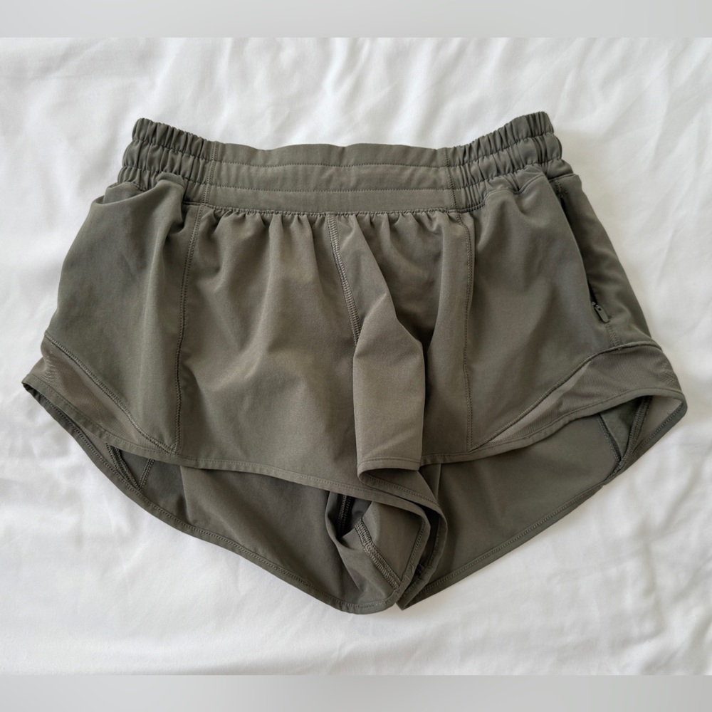 Lululemon Hotty Hot Short II *2.5" in Grey Sage, Sz 4 - Picture 4 of 5